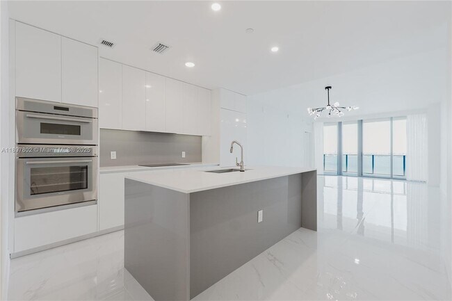 Building Photo - 700 NE 24th St