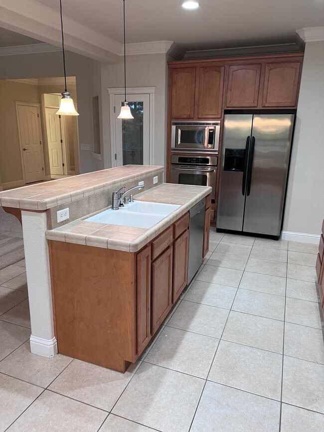 Building Photo - 3 bedroom, 2.5 bathroom home in great Neig...
