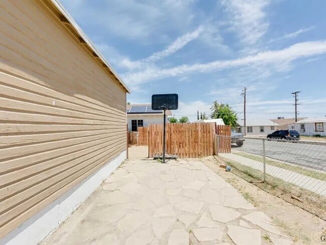 Building Photo - Home in Taft!