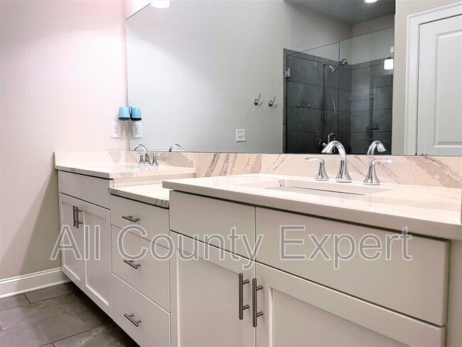 Building Photo - 113 Laurel Crst Aly