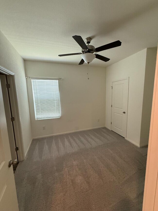 Building Photo - 401 Wren Ln