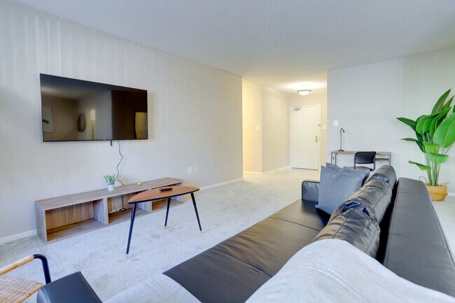 Building Photo - 1600 S Eads St