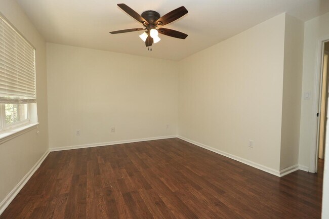 Building Photo - 8807 Hunter Ridge Dr