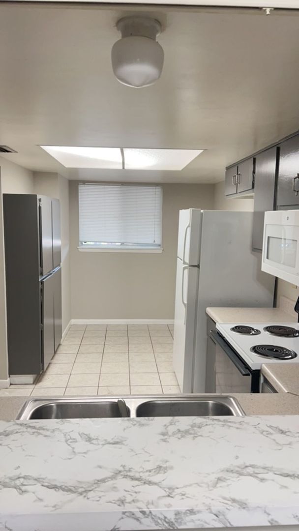 Building Photo - 2 Bedroom, 2 bathroom condo For Rent in To...