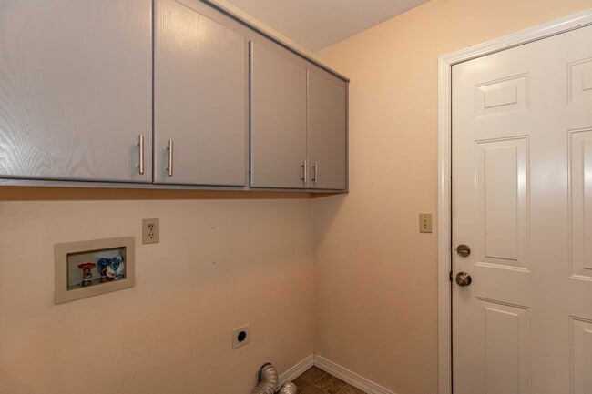 Building Photo - **MOVE IN SPECIAL!** Pet Friendly Charming 3 Bedroom Home with large office!