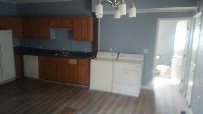 Building Photo - Cute 3 bedroom 1 bath home in the heart of...