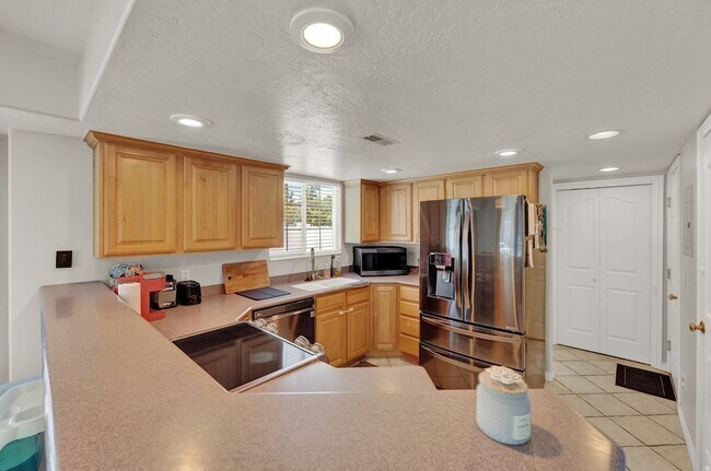 Building Photo - 11976 Draperville Ave