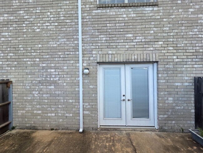 Building Photo - 7663 Cambridge St