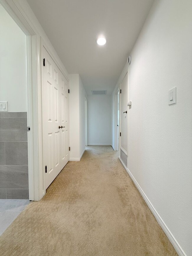 Building Photo - 4 Bed + 3 Bath +2 Car