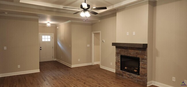 Building Photo - 104 Garrett Ln