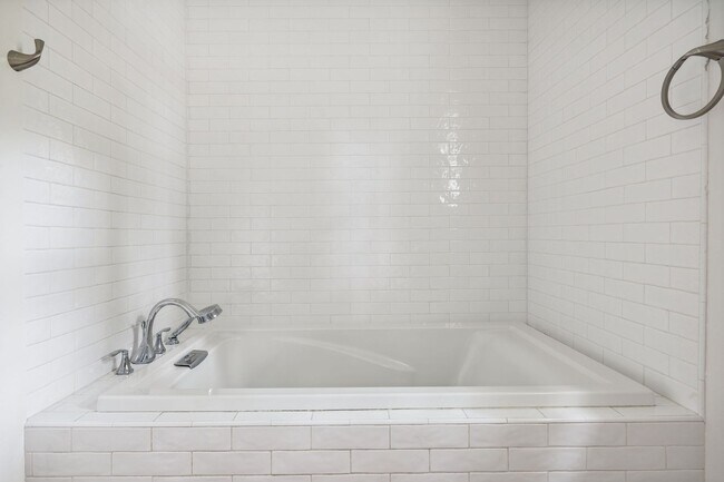 Building Photo - CHARMING 3-BEDROOM IN THE HEART OF ALAMO HEIGHTS
