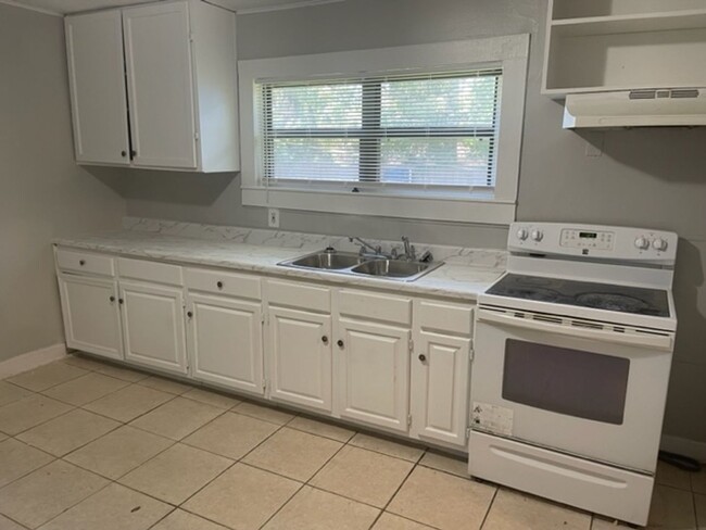 Building Photo - Charming 3bed/1bath Home in St Pete! Avail...