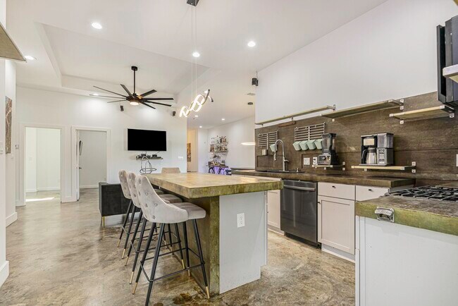 Building Photo - 475 Pinnacle