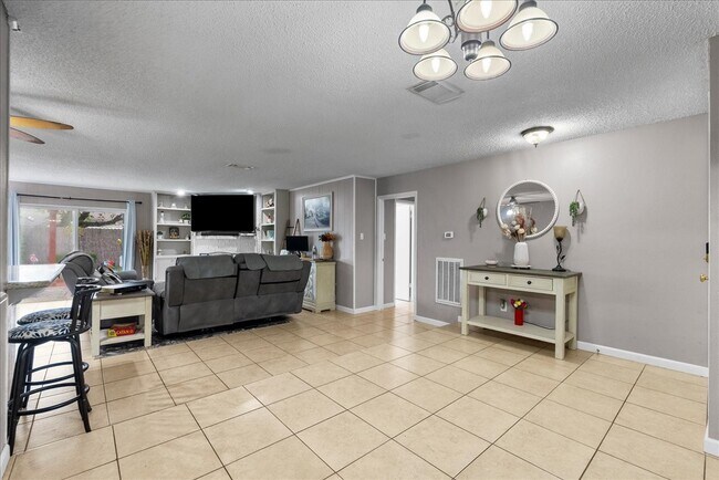 Building Photo - 883 Silverpines Rd