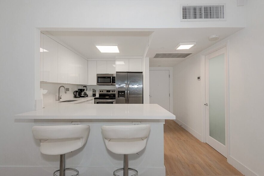 Building Photo - 2301 Collins Ave