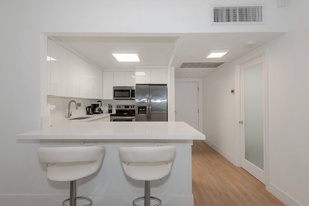 Building Photo - 2301 Collins Ave