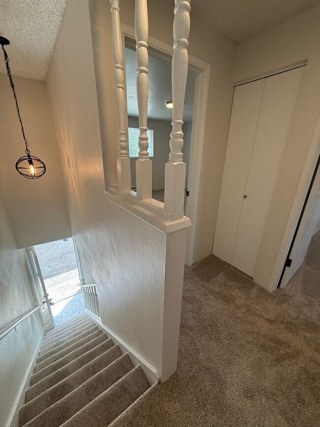 Building Photo - Fully Remodeled 2-Bedroom in Quiet Everett Four-Plex