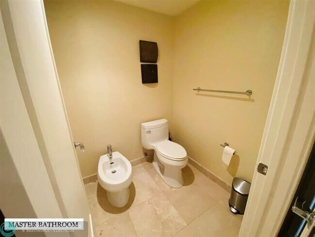 Building Photo - 9400 W Bay Harbor Dr