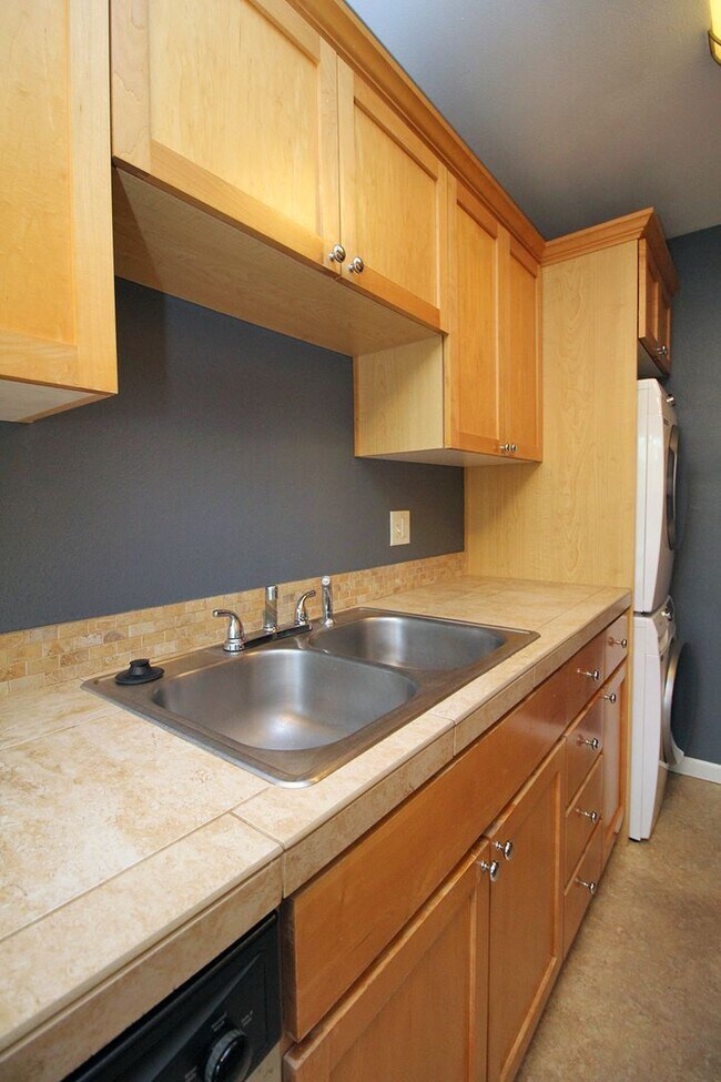 Building Photo - Upper Level Chasselton 1 Bedroom Condo in ...