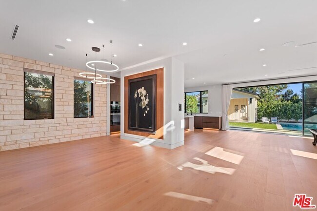 Building Photo - 4708 Noble Ave