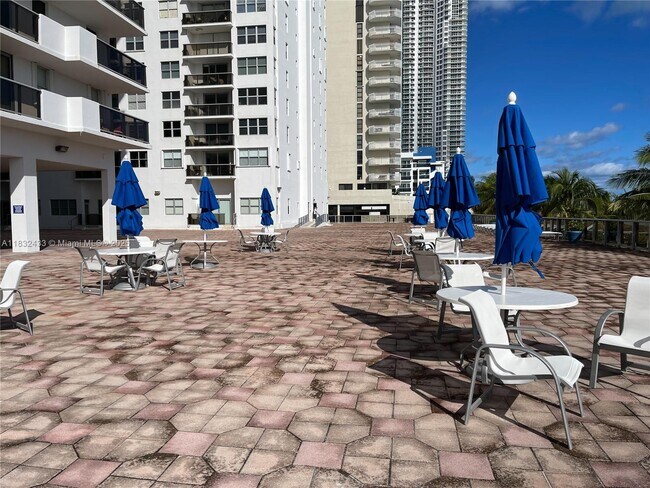 Building Photo - 6039 Collins Ave