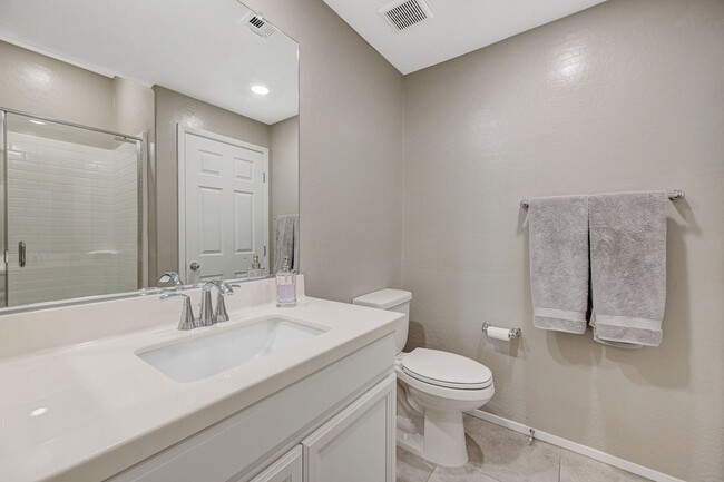 Building Photo - Modern 3 Bedroom Townhouse near Blue Diamond