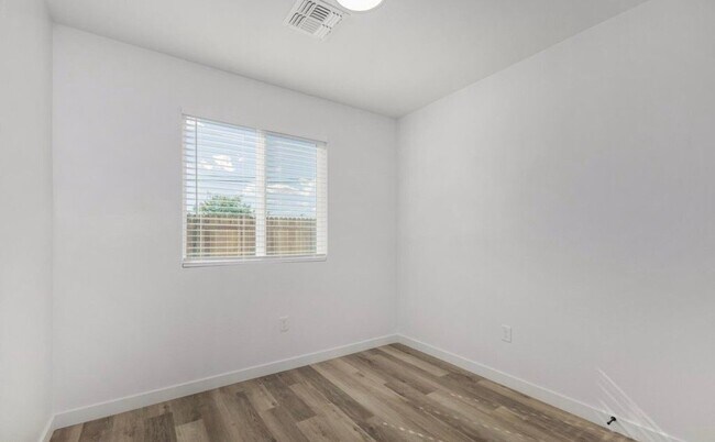 Building Photo - 2210 E Alta Vista Rd