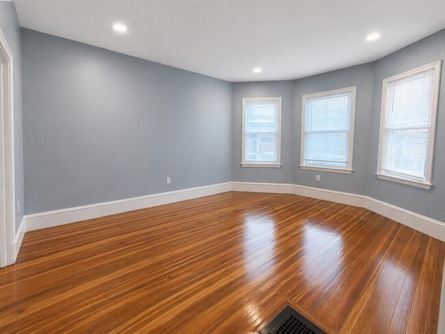 Building Photo - 9 Nightingale St