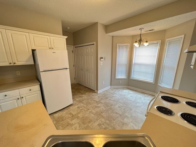 Building Photo - Large 3 bedroom home near downtown Raleigh!