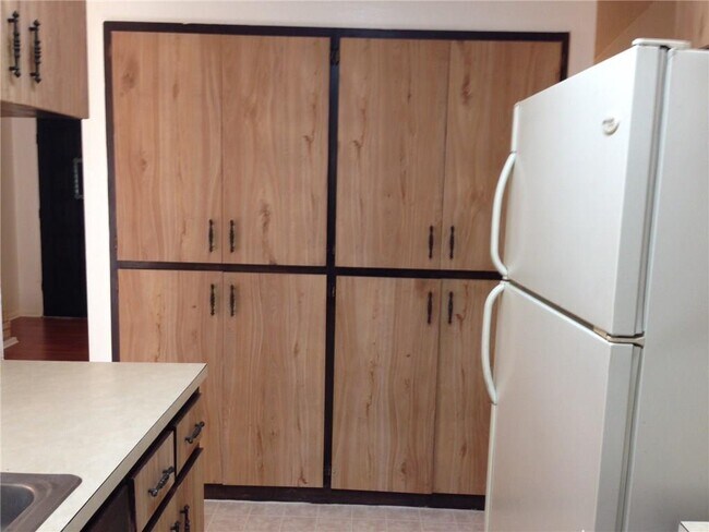 Building Photo - 115 Laurelwood Dr S