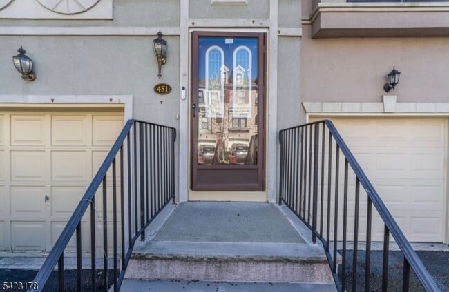 Building Photo - 451 Hartford Dr