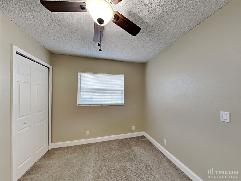 Building Photo - 1721 W Comanche Ave