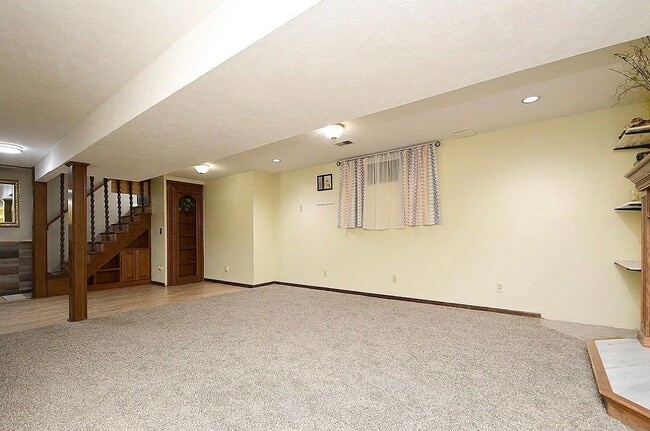 Building Photo - 4955 Lakeshore Dr