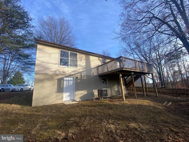 Building Photo - 224 Lake Sever Dr