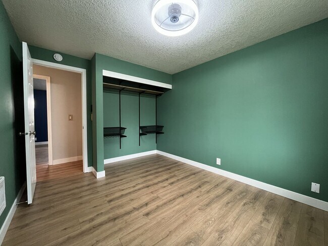 Building Photo - Beautifully Maintained Single-Level 3 Bedroom Home in North Plains Featuring Flexible Living Spac...