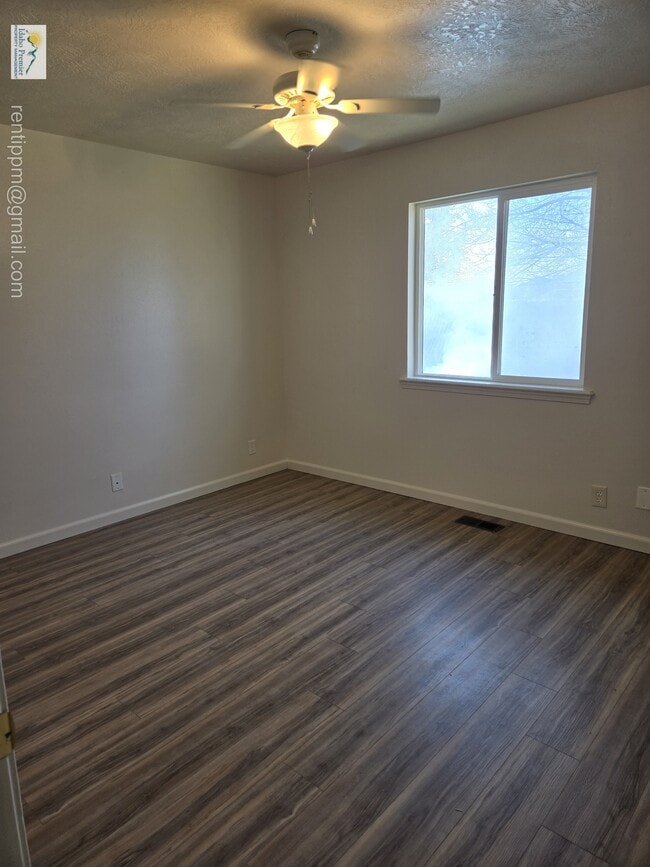 Building Photo - 1671 Klemmer Ave N