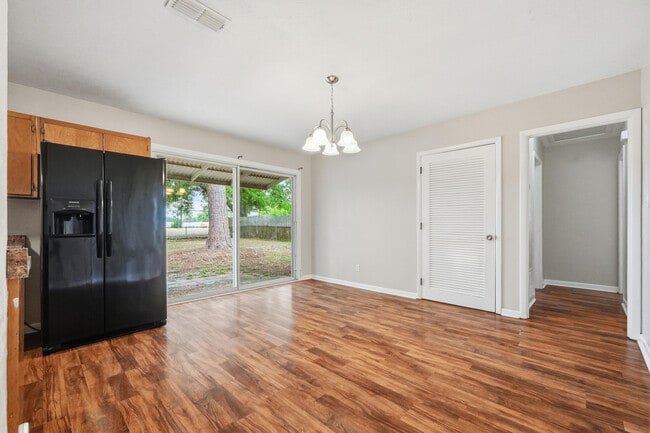 Building Photo - 358 Coral Dr SW
