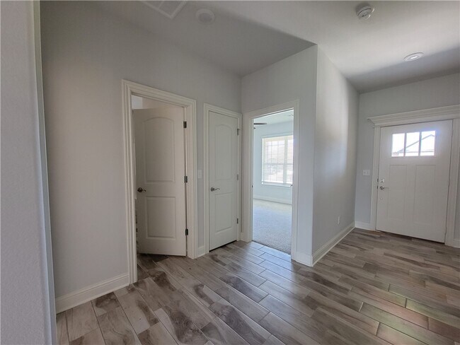 Building Photo - 1041 E Skyline Lp