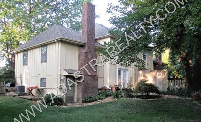 Building Photo - Beautiful Duplex in Olathe-Available in JU...
