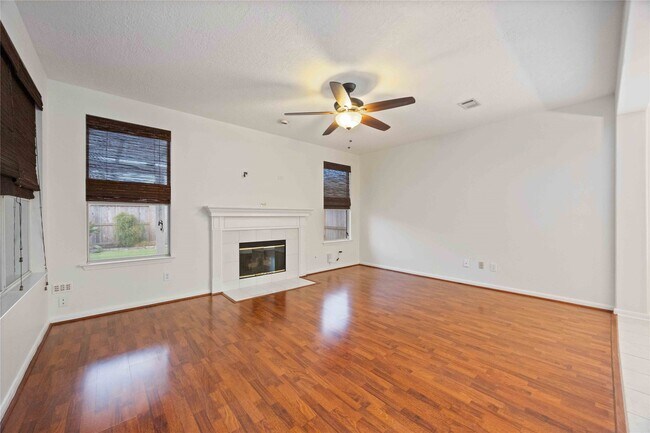 Building Photo - 8615 Saratoga Dr