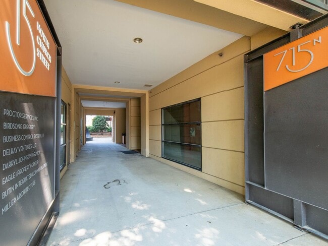 Building Photo - This move in ready condo has it all in Cha...
