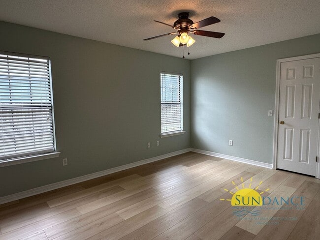 Building Photo - Spacious 2-Bedroom End Unit in Prime Navar...
