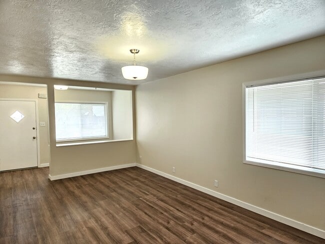 Building Photo - 1133 N Hayes Ave