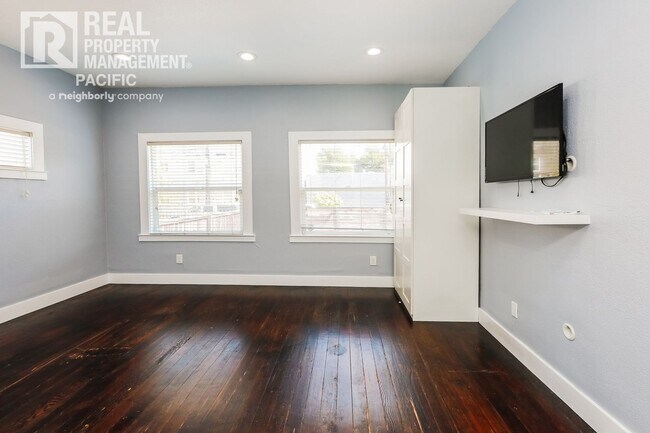 Building Photo - Bright & Spacious Oakland Home with Backya...