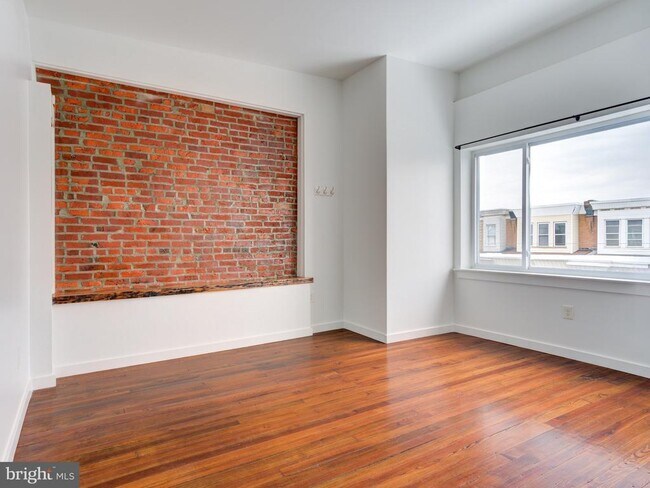 Building Photo - 2316 E Cambria St