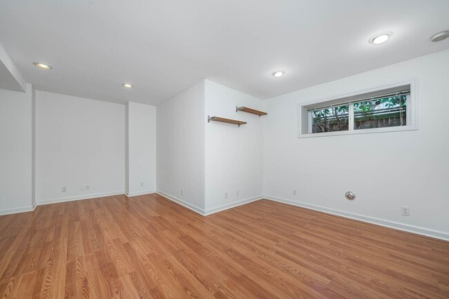 Building Photo - 2Bd/2Ba Seattle Townhouse
