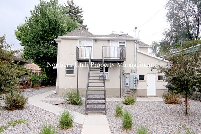 Building Photo - 1 Bed 1 Bath Lower Unit