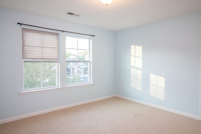 Building Photo - 5818 Glenmore Garden Dr
