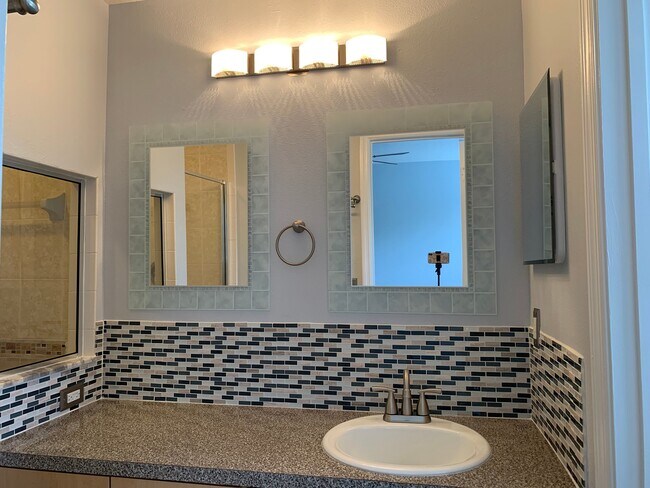 Building Photo - 1214 S Beach Cir
