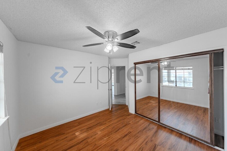 Building Photo - Unit